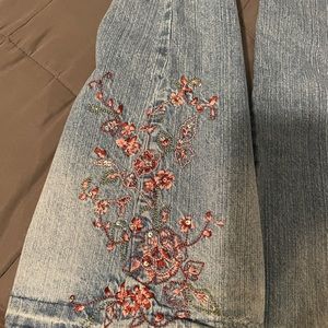 Low waisted jeans, flare at the bottom.